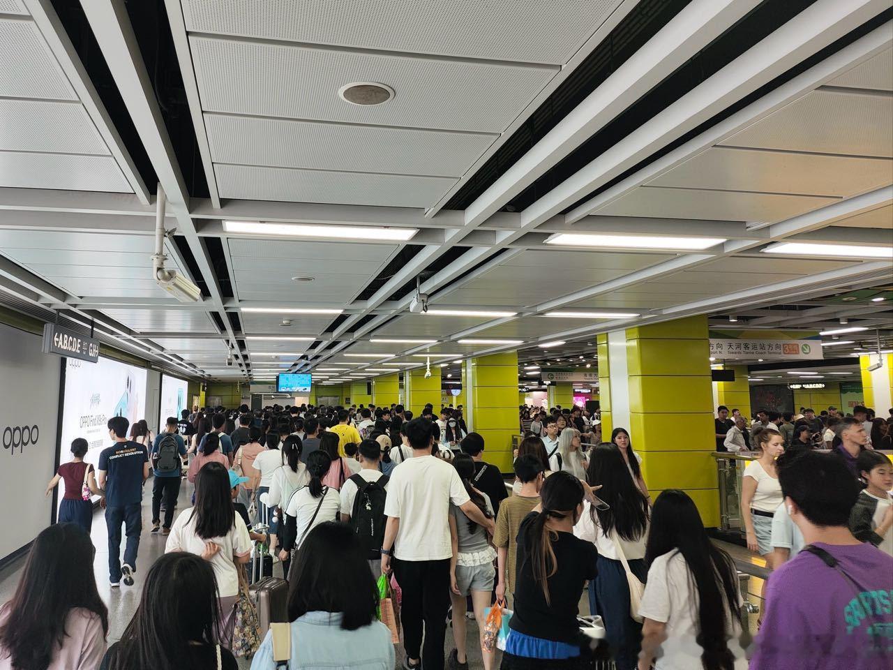广州地铁  网友：2026年5月1日(周五，五一假期首日)，广州地铁晚高峰客流画