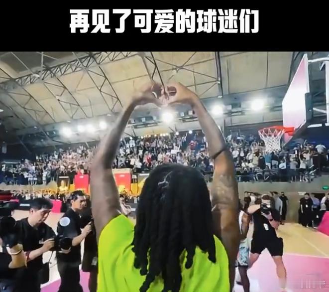 莫兰特比心致谢中国球迷 当莫兰特站在舞台上，面对着热烈的掌声与欢呼，他的比心动作