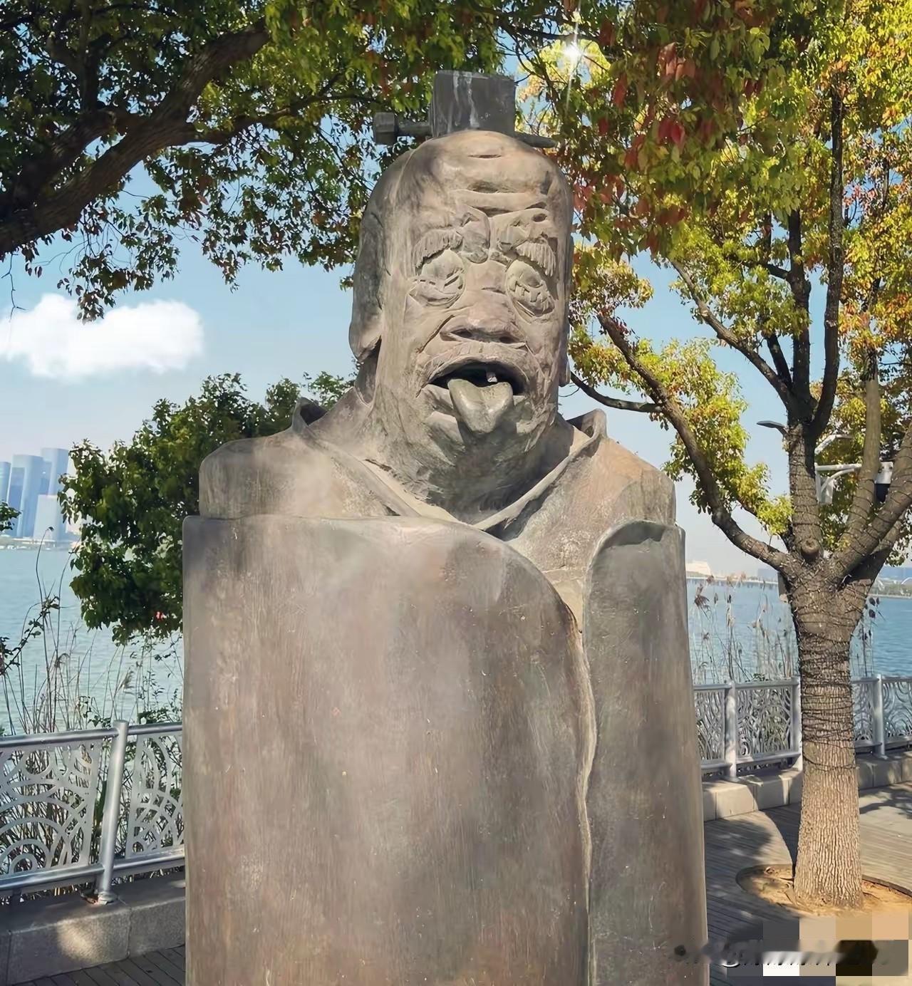 那个引发众怒的“吐舌头”老子像终于给拆了，看着真是大快人心！

可没想到，那帮所