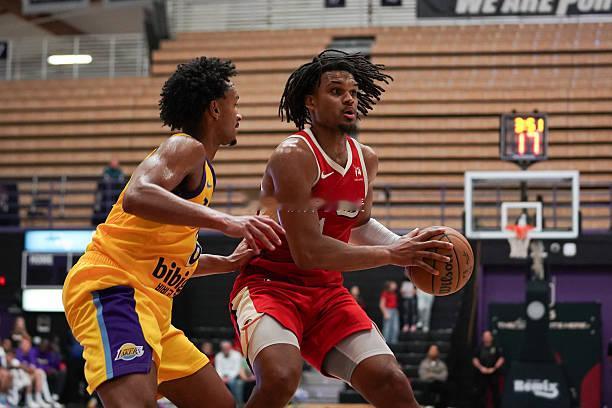 开拓者二队撕裂城混音的先发控卫狄龙-琼斯目前的场均数据为18.2分8.3篮板8.