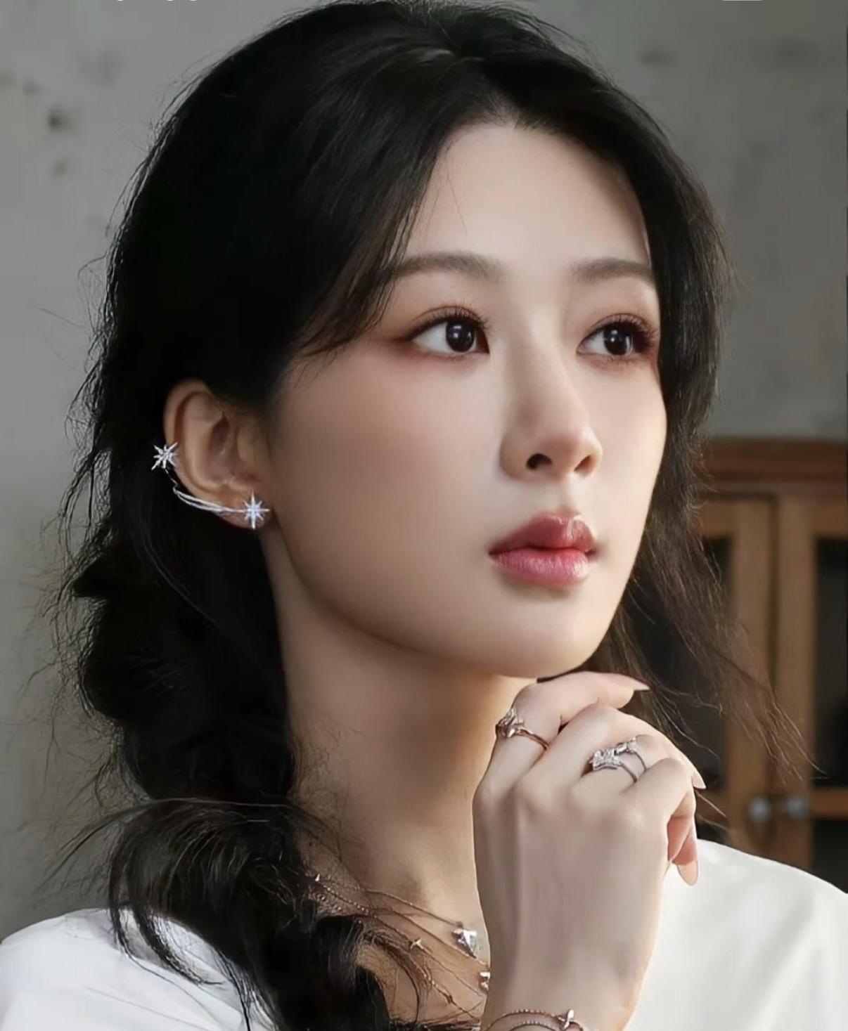 杨紫有没有整容，

我不确定，

但是可以肯定的是杨紫即使长相一般，
她的演技也