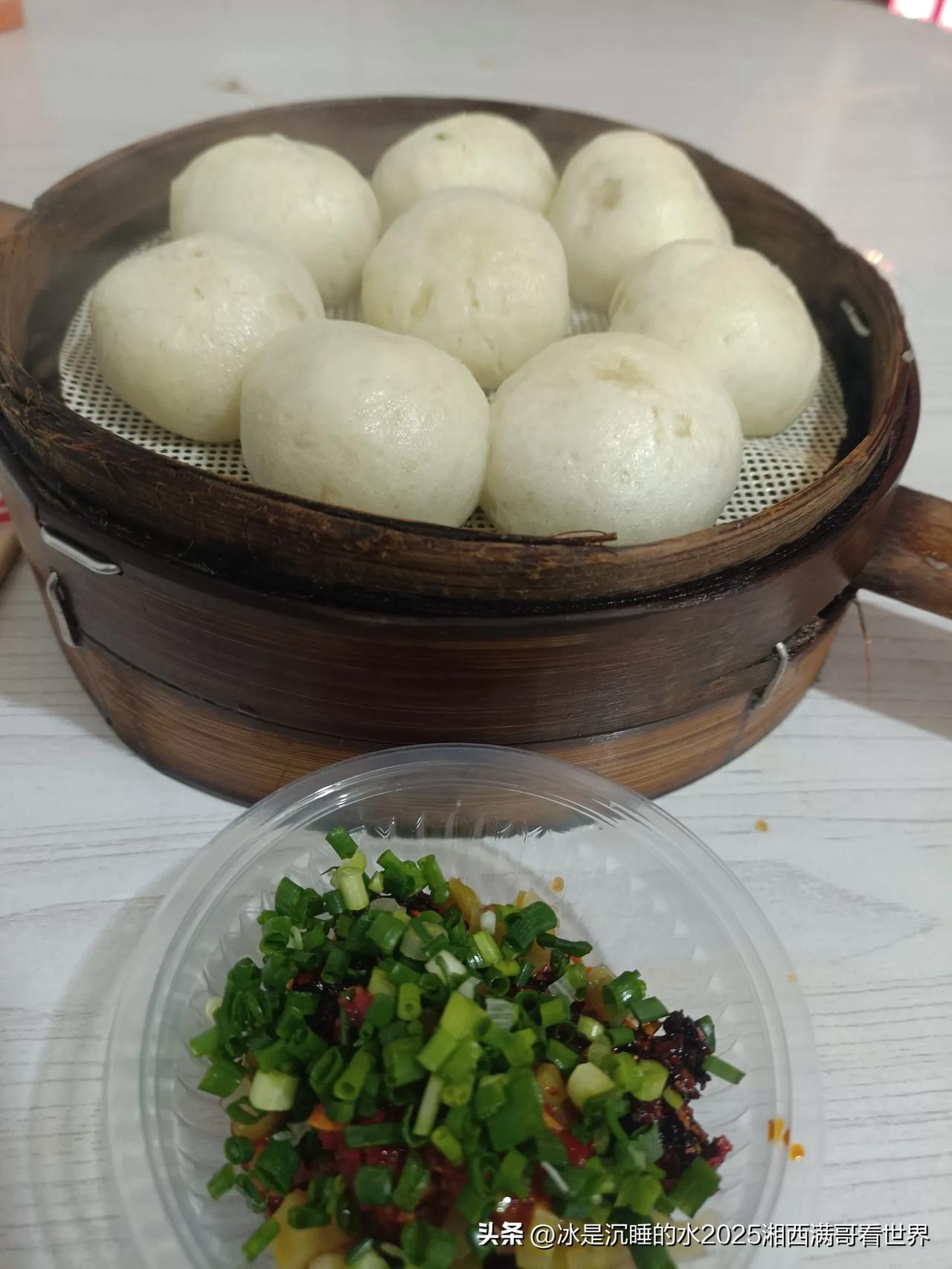 乾州古城🈶家“半夜包子铺”的生意非常火爆，特别是凌晨12点过后，出来宵夜的年轻