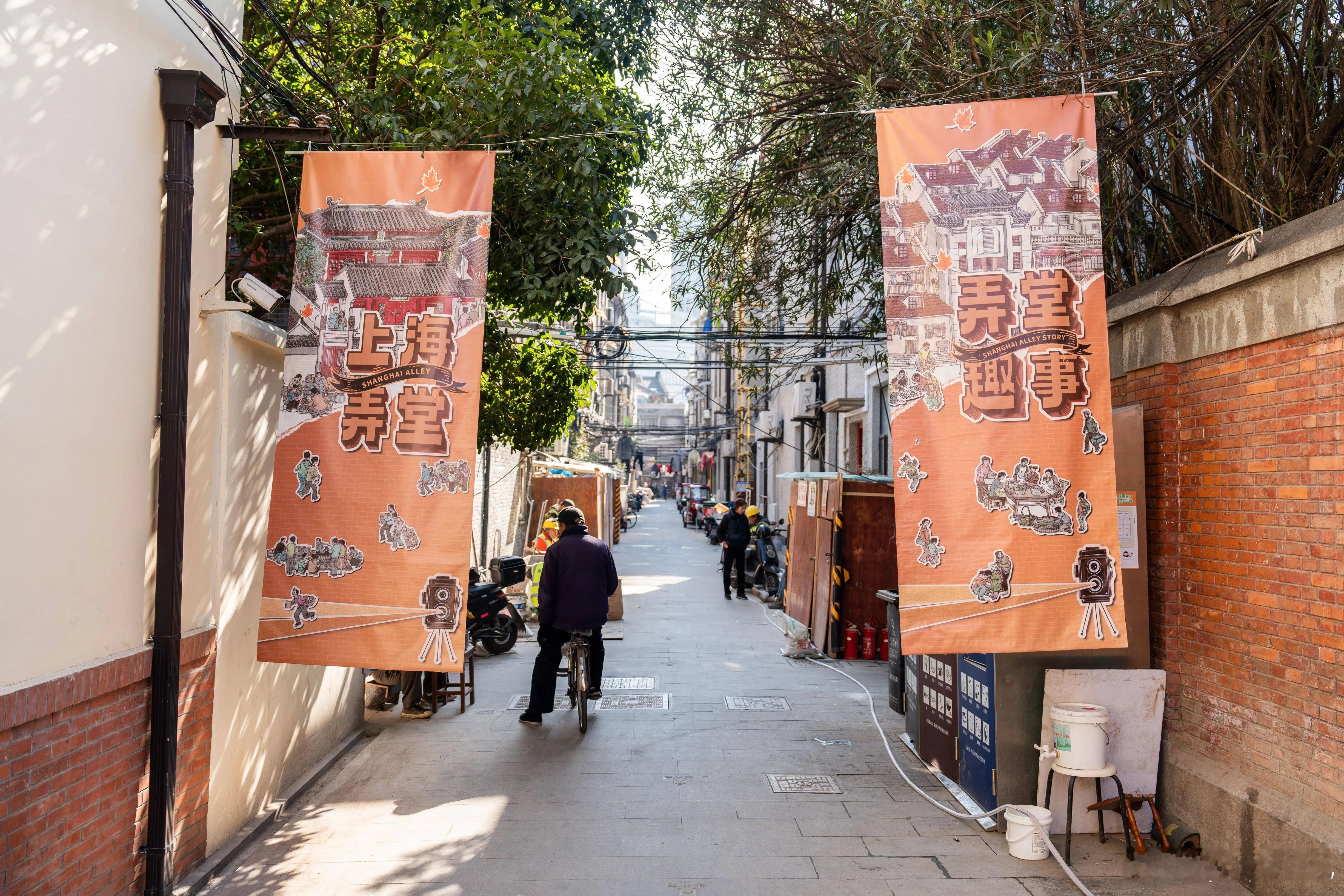 看展 “时光的画卷，记忆的珍藏百余幅摄影作品张贴在老弄堂外墙上，彰显老城厢文化。