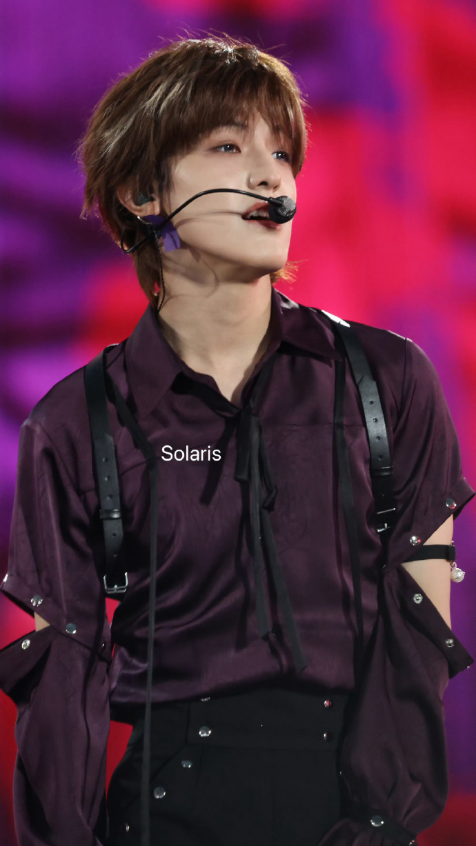 张泽禹紫色套装的确有韵味 被张泽禹的紫色造型狠狠圈粉！舞台上的他又酷又萌，《爱要