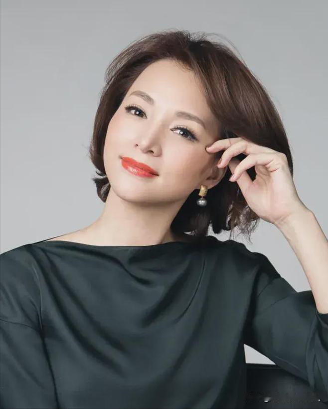 [微风]2013年，40岁的董卿执意嫁给35岁的百亿富豪密春雷，董妈妈苦苦劝阻：