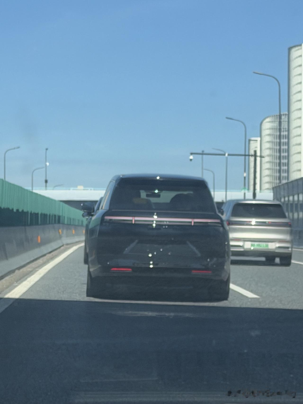 早上在高架上接连遇到的两个车！GX 在杭州可见度明显多了起来 ！