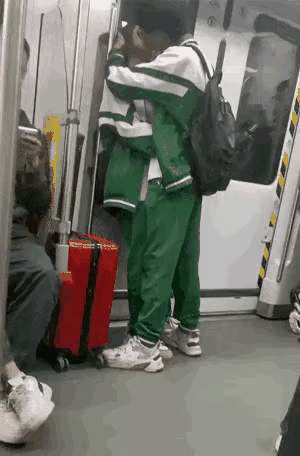 现在社会怎么了，背着书包穿着学生服的小学生在公共场合都干起这事，这还了得！