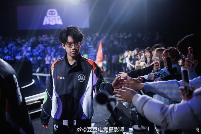 完美男人李自威李自威别太帅了，好吗？在比赛的操作上也是让我们们都能够体会到他的魅