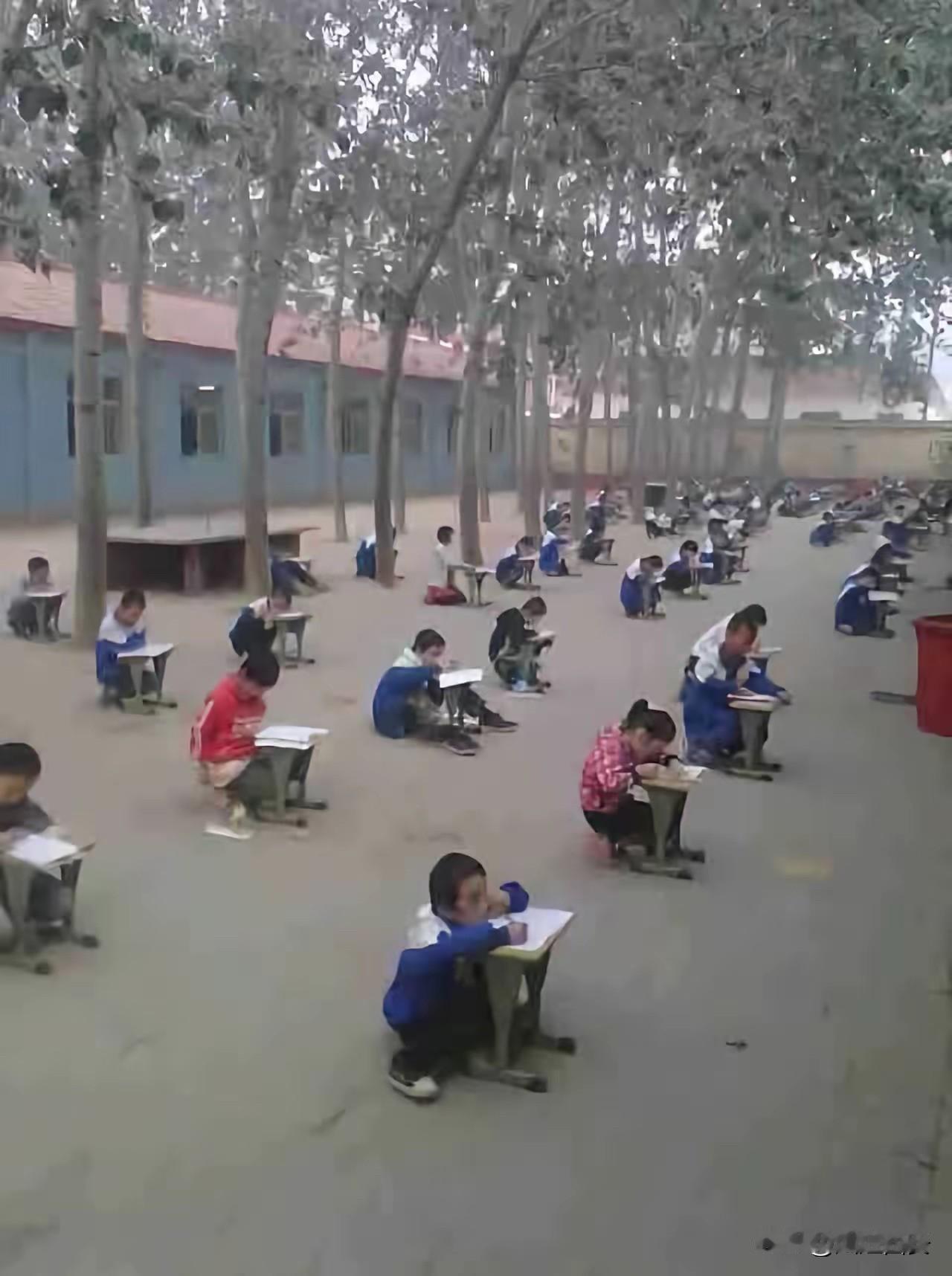 80后，
上学就是在教室外面考试。
一个凳子，
蹲着写试卷。
时间稍长一点，
腿