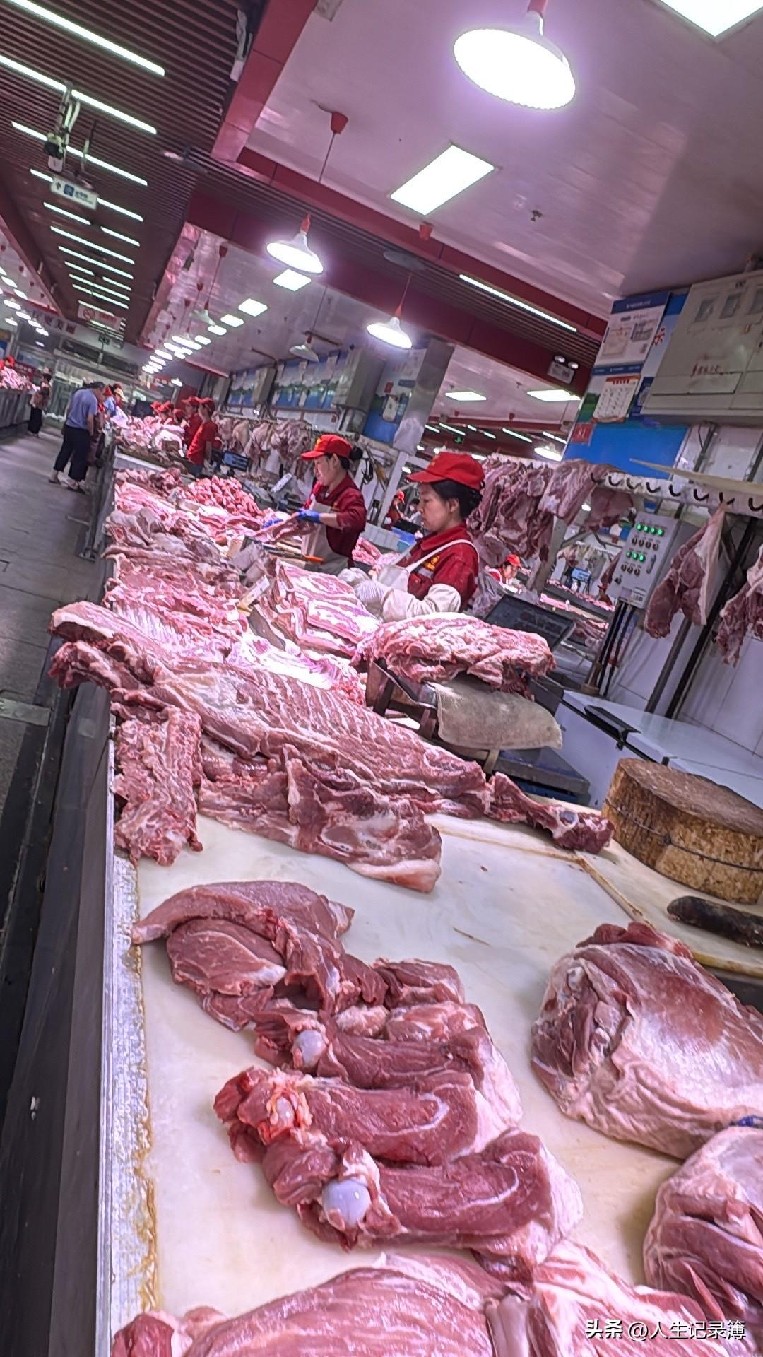 这是我常说的北京最大蔬菜、肉类、水果等批发市场——新发地。
今天朋友在微信上问我