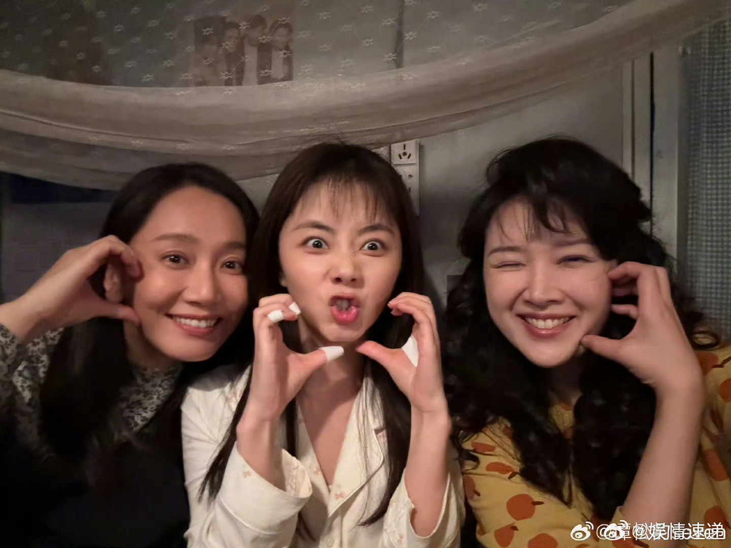 谭松韵董晴奚望饭撒撒的是钱 谁懂啊！追剧团直接撒钱，三位女老板也太宠粉太可爱了！