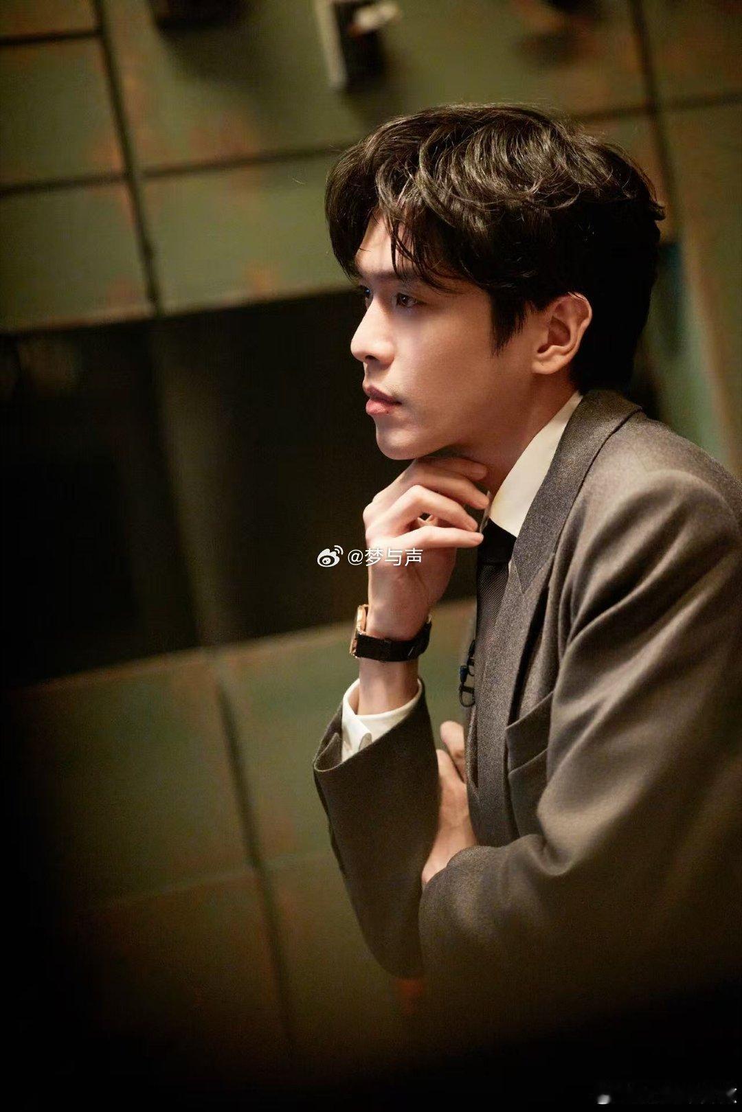 大侦探宝贝计划张若昀高清剧照大侦探张若昀化身张探员帅气登场！造型干练气场全开，凭