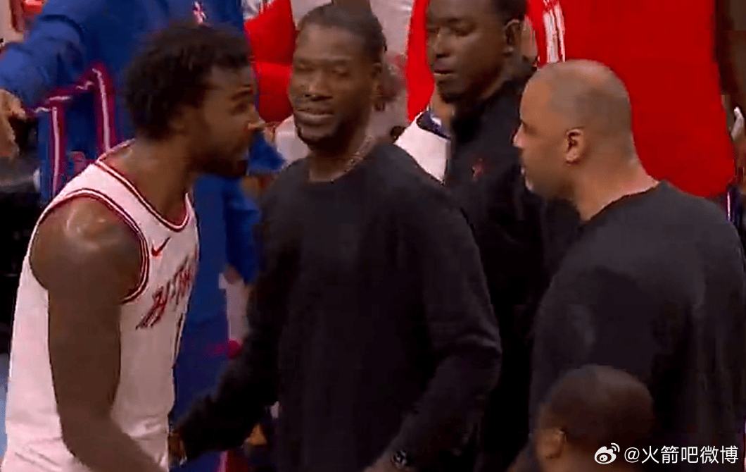 因不满防守，乌度卡和伊森吵起来了。。伊森被对面进了一个大空位三分，说不是自己的问