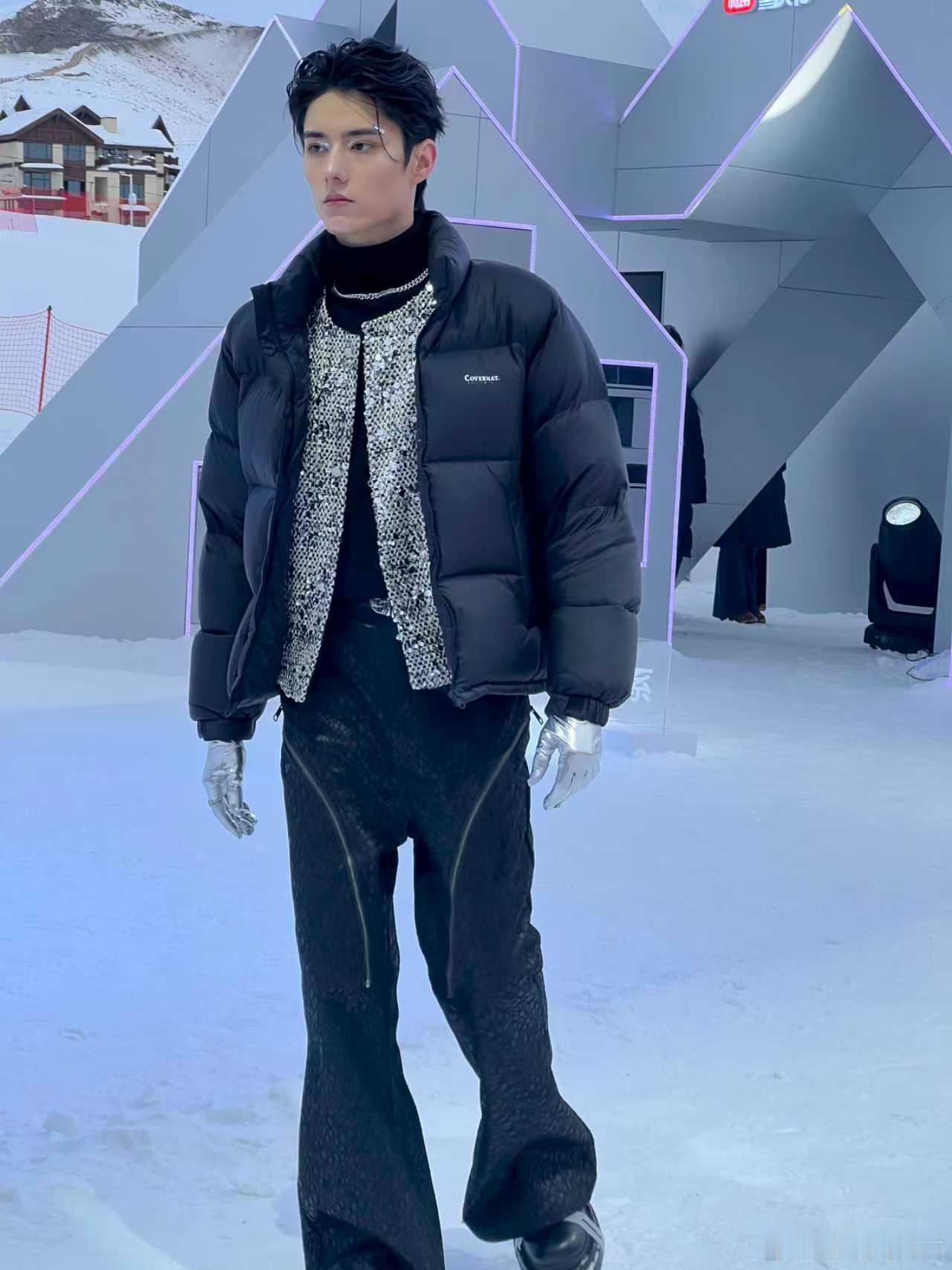 别人帅了一阵子吴彦祖帅了一辈子起猛了看见吴彦祖在雪山上设计秀场了！以前以为他只是