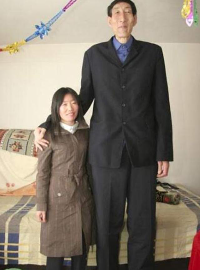 2007年，身高2.36米的“中国第一巨人”鲍喜顺，56岁闪婚28岁、身高1.6