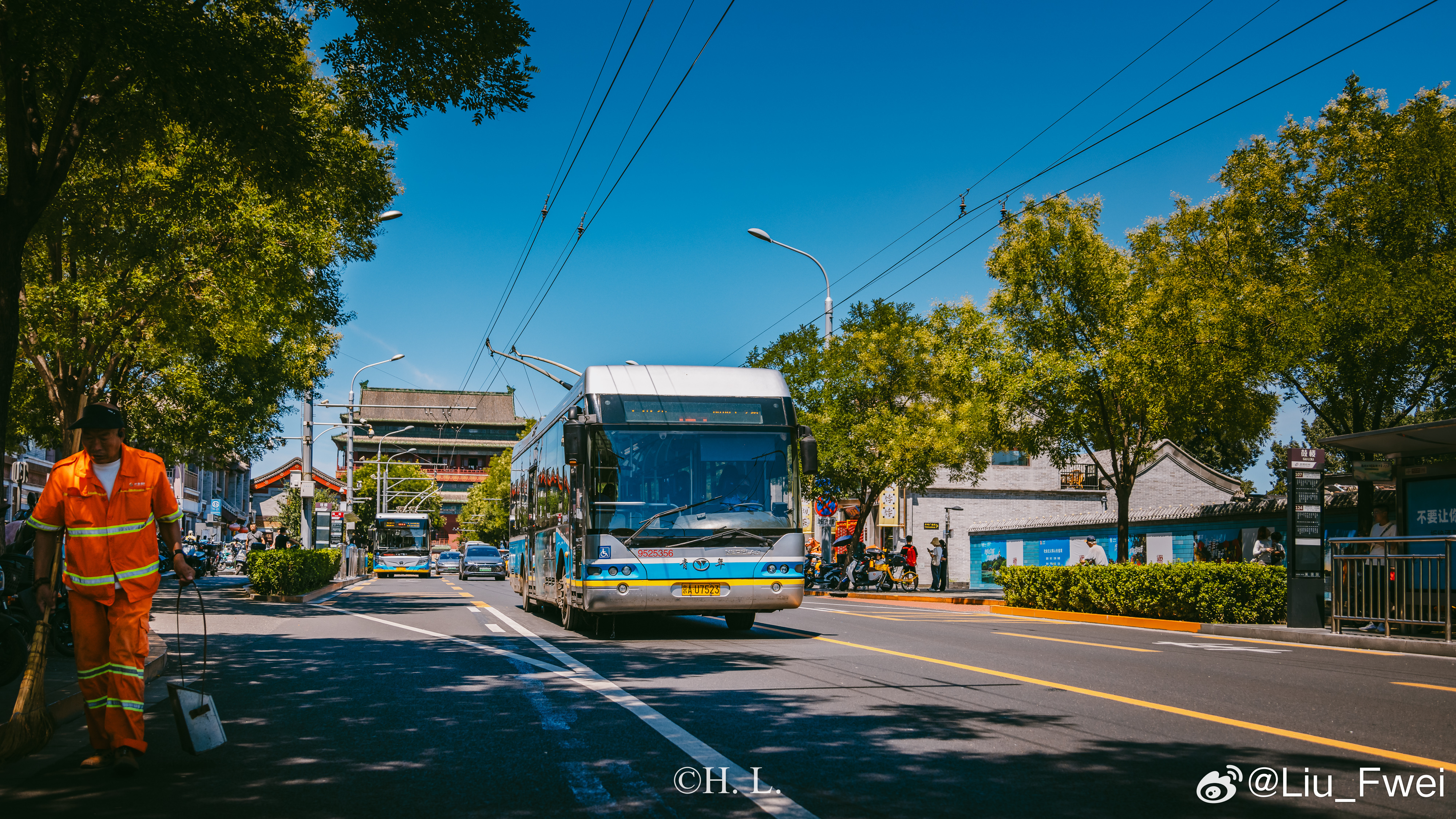 中轴线上的鼓楼和无轨电车。 