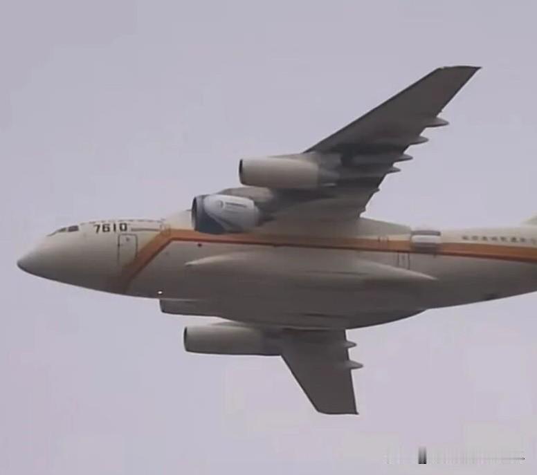民用涂装的运-20，主要是在测试C919的国产航空发动机——CJ-1000。
