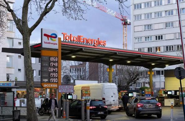 中东战火一烧，法国财政直接“大出血”60亿，政府直接坐不住了。
 
因为随着地区