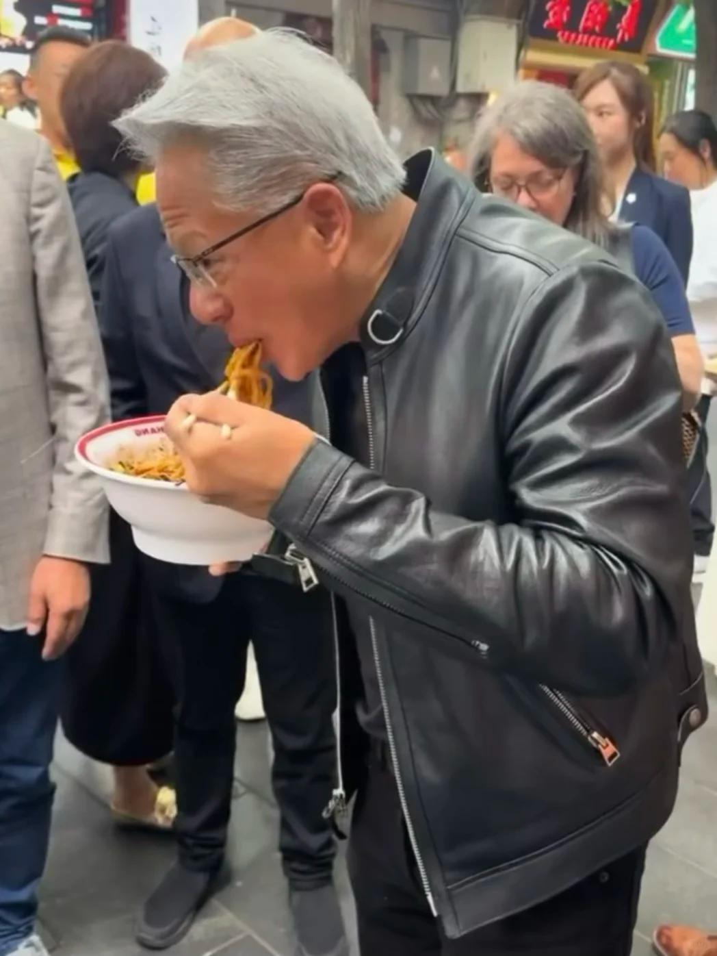 这皮衣真好看，北京气温30度，这难道是制冷型皮夹克？
