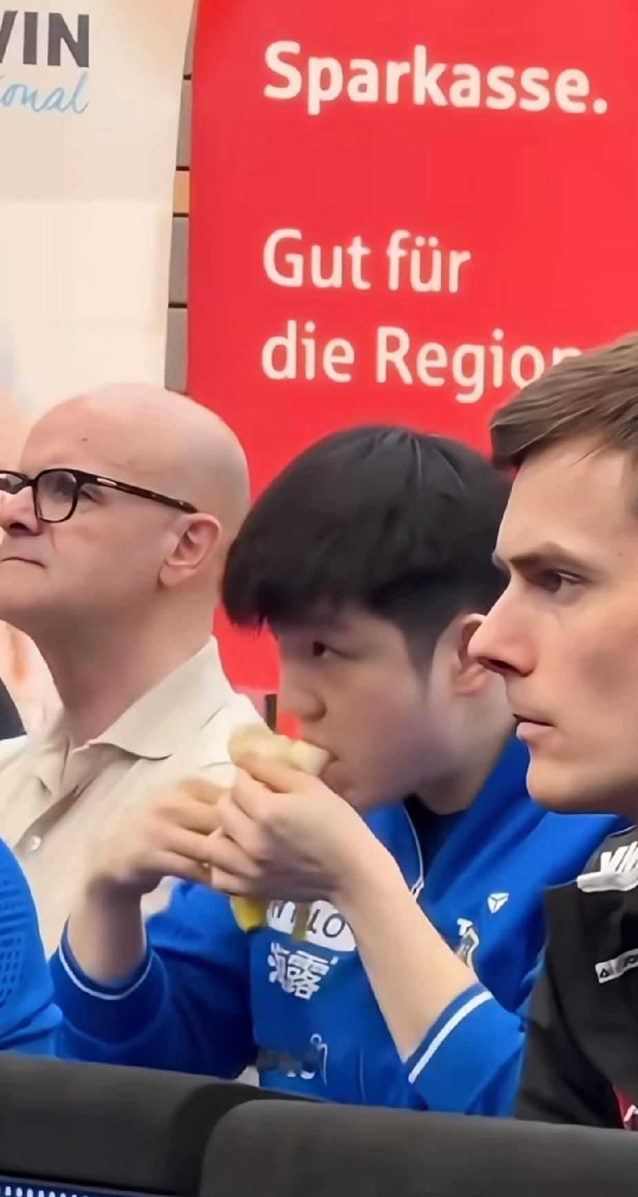 樊振东德甲赛场可爱暴击
 
谁懂啊！樊振东在德甲赛场的这一幕也太圈粉了！🥰
 