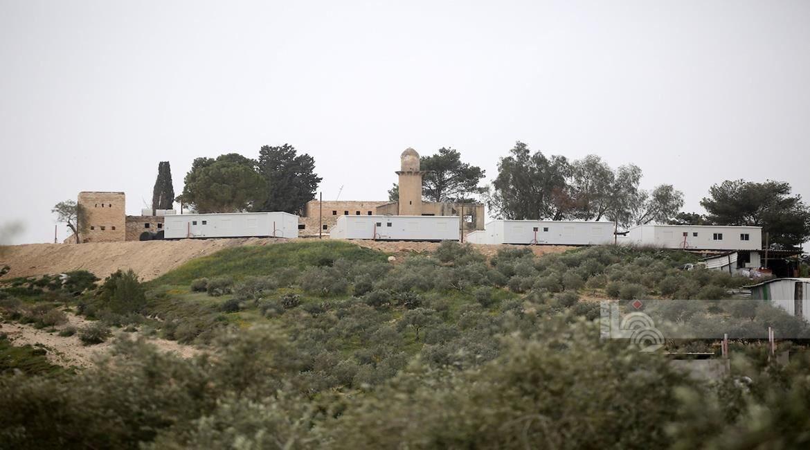 在被占领的约旦河西岸杰宁以南的巴勒斯坦村庄萨努尔，以色列定居者搭建移动房屋并升起