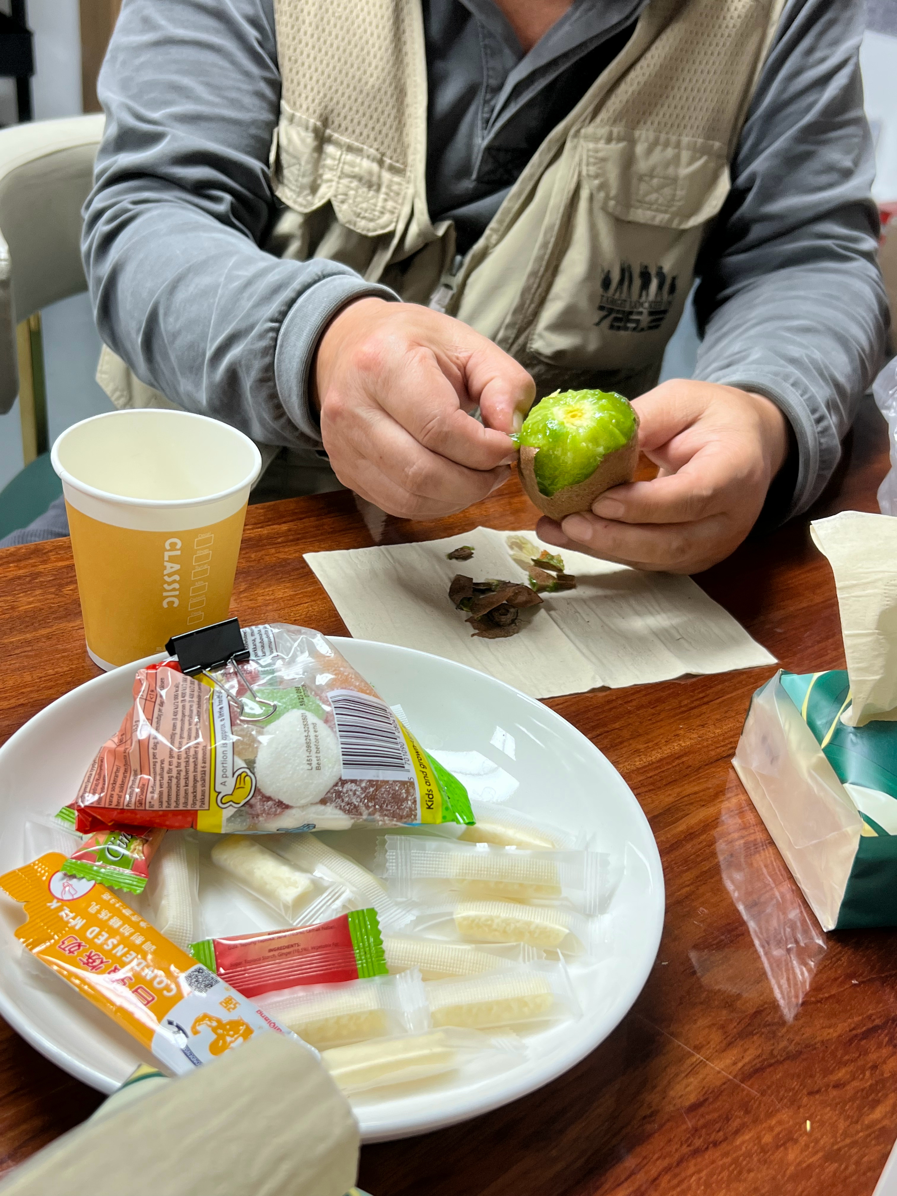 来了位西安的客人请他吃我买的西安猕猴桃🥝[doge][doge]大哥一吃就说，