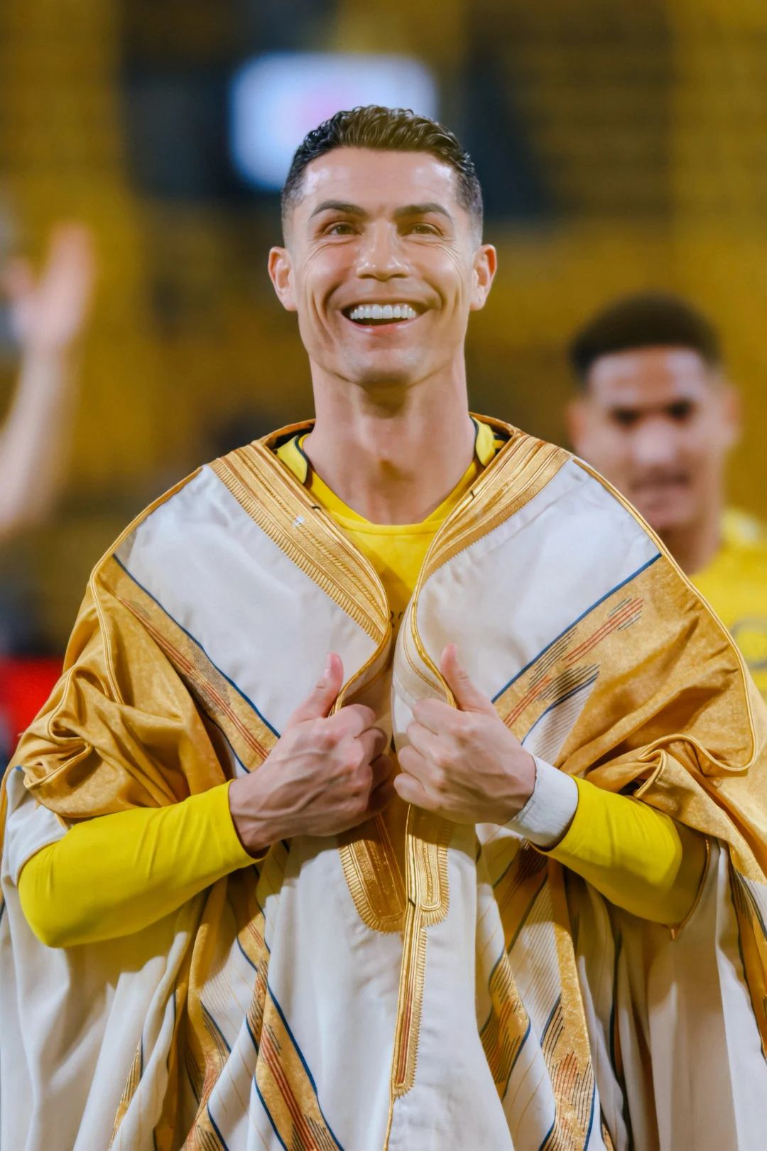 揭秘C罗身穿比什特长袍