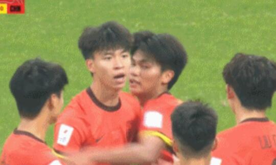 刘诚宇抢点？王钰栋对他说了两句 主帅回应