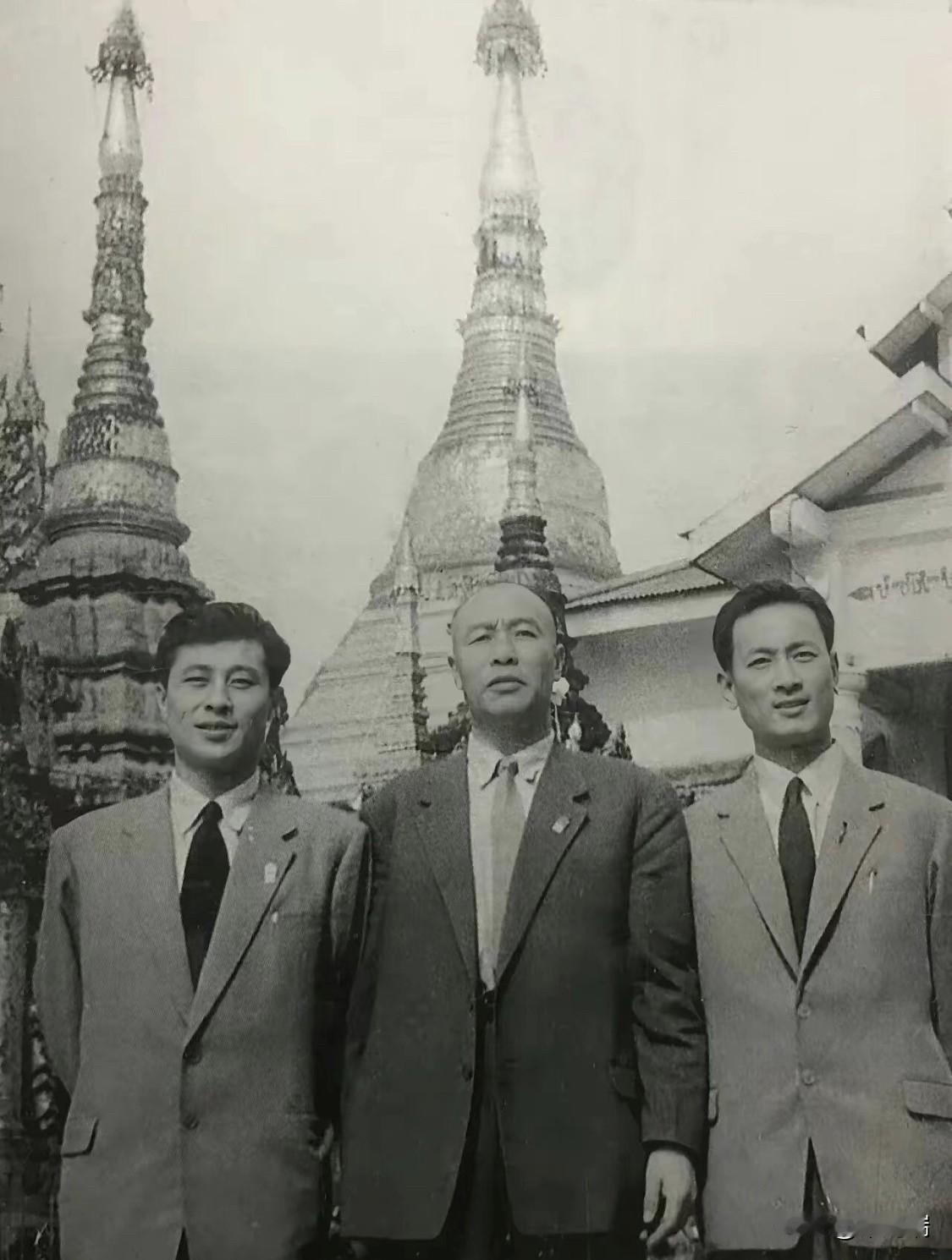 这张照片拍摄于1961年1月，地点是缅甸仰光大金塔前，记录了中国电影代表团访问缅