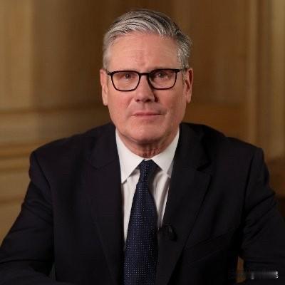 英国首相斯塔默今天发文说：“今日凌晨，我下令我国武装部队拦截一艘试图穿越英吉利海