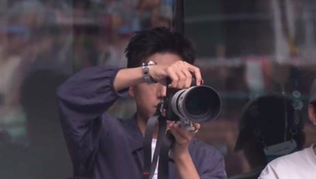 李现拎着相机坐观众席，没人当真。
结果他拍了87张，3张上了ATP官网，署名还带