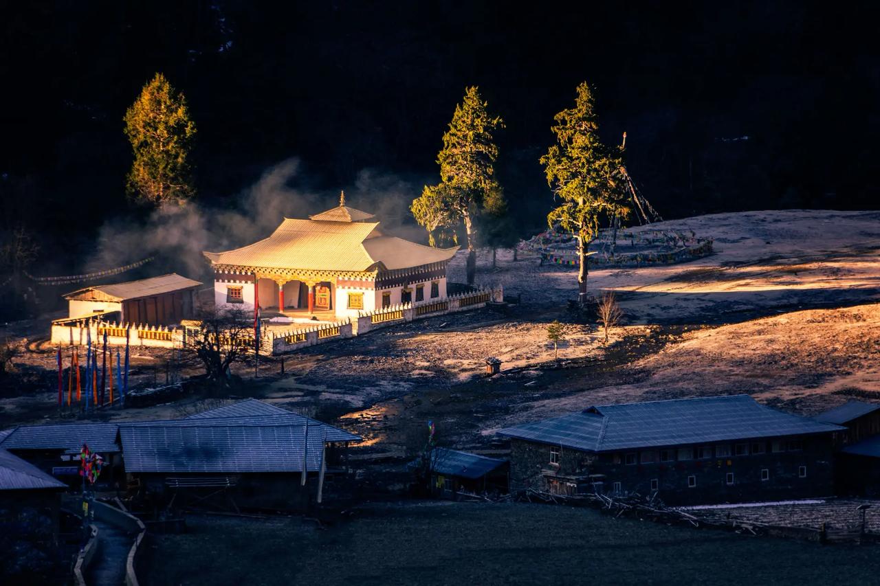 雨崩村。雨崩村神秘古寺