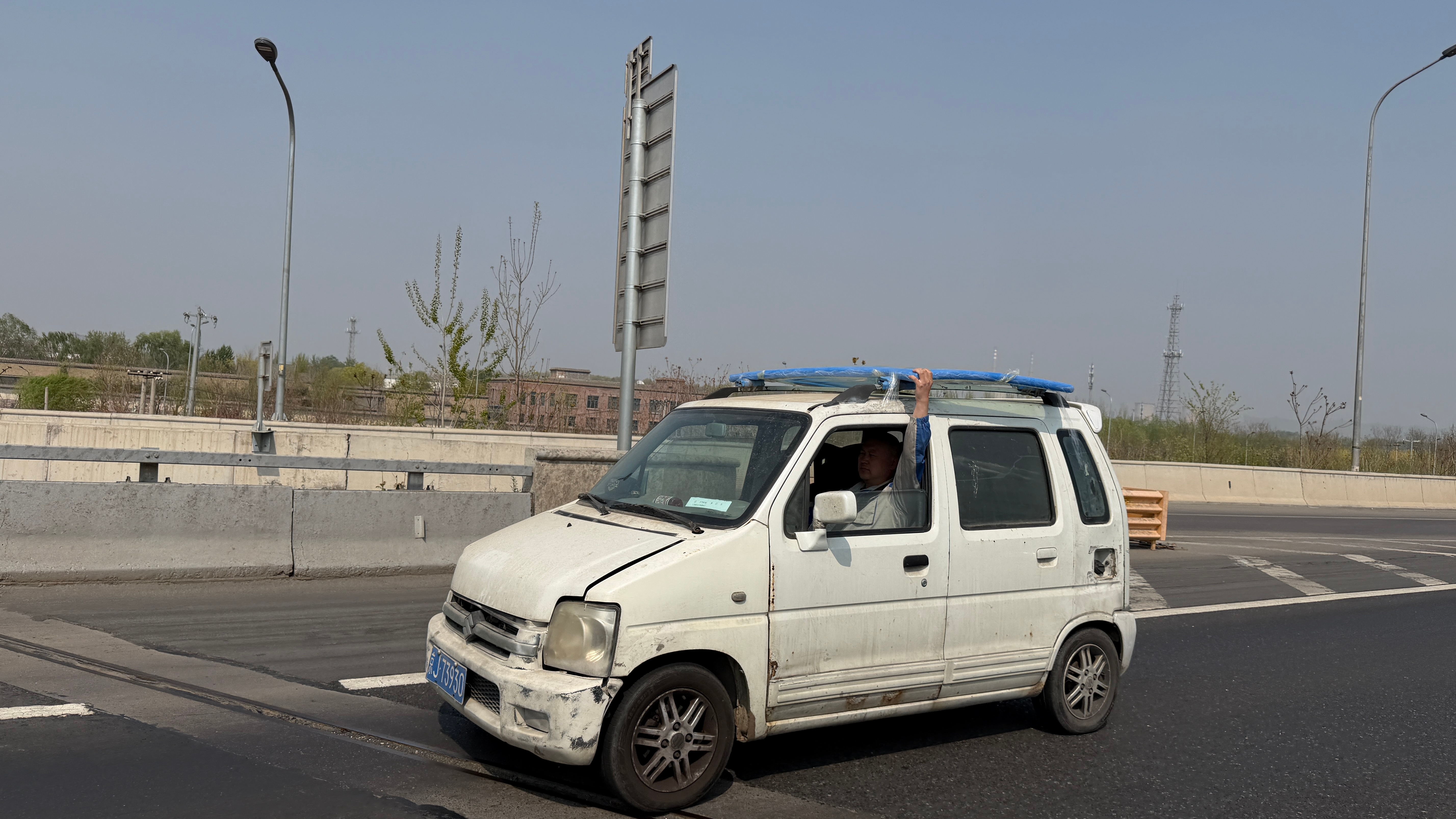 偶遇一位狠人配狠车……怕胶带贴不稳，还特意手扶着……违反交规了哥