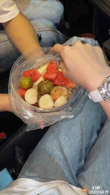 1：谁说指甲长没有好处？谁说美甲没有作用呢？
2：小姐姐们凭一己之力，改变了路的