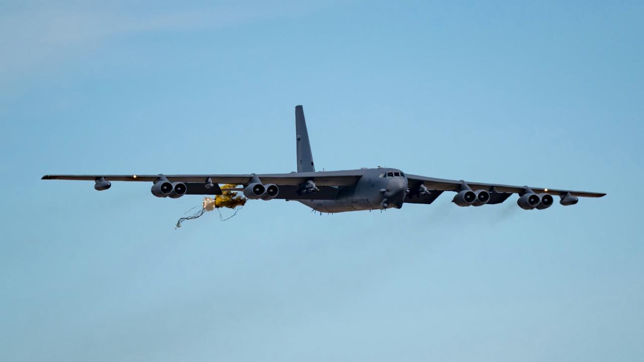 12月12号，美国空军1架B-52H战略轰炸机在巴克斯代尔空军基地准备降落时，减