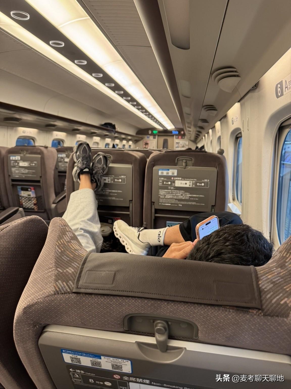 有一位日本人在社交媒体上发帖子吐槽，他看见有一位外国人坐在座位上，大声打电话，座