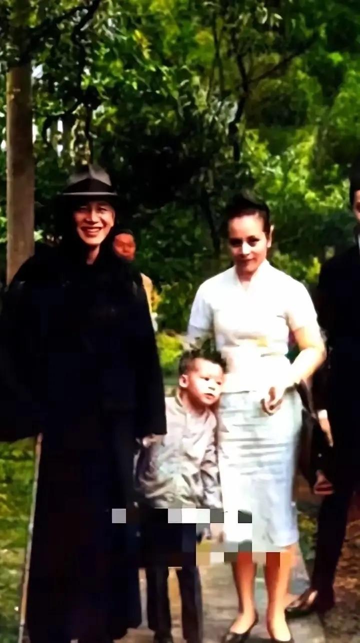 蒋介石的孙辈们大都早亡，唯一孙女蒋章很长寿，90岁的她健在。

蒋孝章和俞扬合结