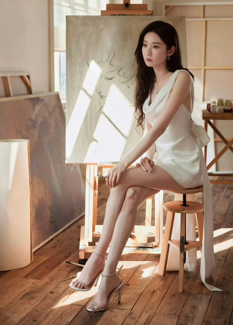 张艺凡玉兰塑美人 张艺凡的美哪里需要标签？玉兰塑身尽显雅致，旗袍加身更添韵味，每