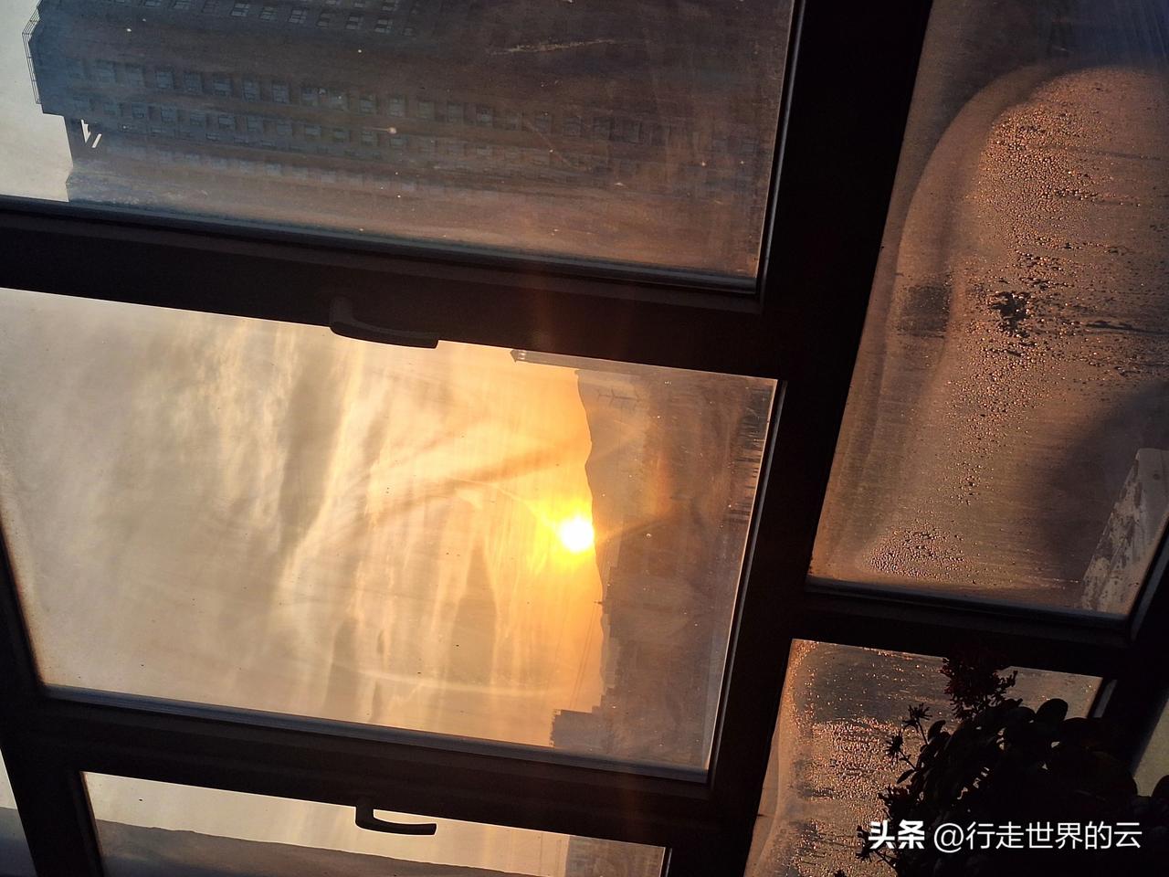 即将暴雪前的落日，多列火车停运，气象台发布暴雪蓝色预警。