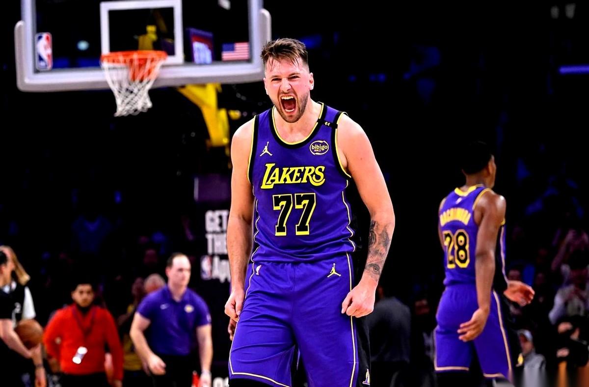 湖人队冲击总冠军的最后一块拼图，东契奇，现在人根本不在洛杉矶。
他直接飞回了斯洛