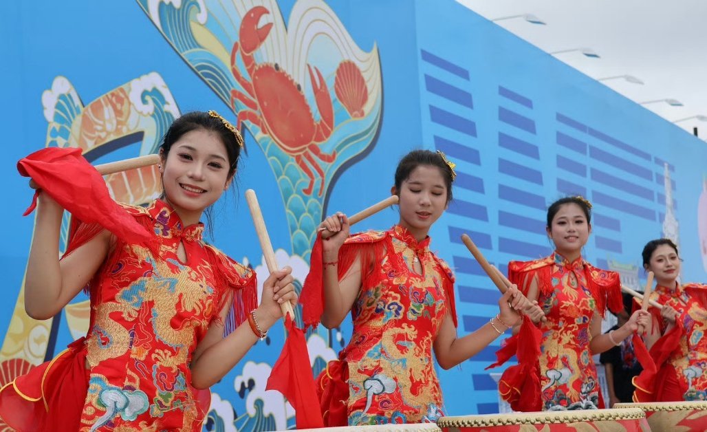 白天走过红海湾海边街，吹着海风感受城市的松弛；夜晚走进粤BA赛场，听见全场沸腾的