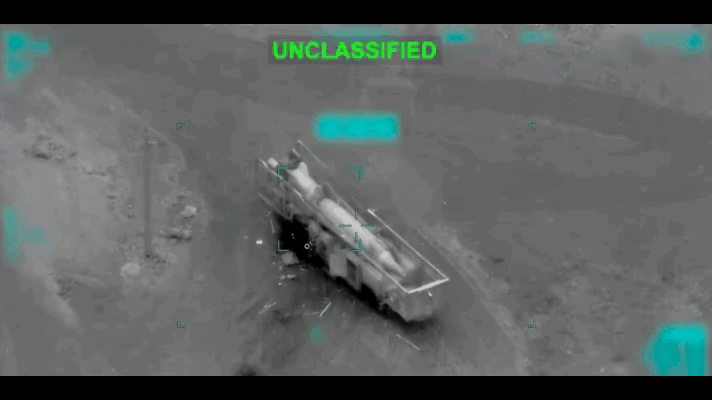 伊朗的美术人才在地面上画的3D画不断欺骗美以。这辆伊朗的“导弹发射车”被精确命中