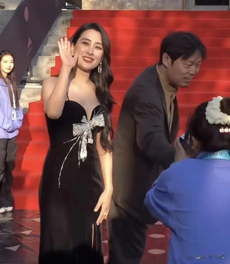 马苏一位有颜值很直爽的女演员，她身材很好，大眼晴，洁白皮肤，演技很棒，但在娱乐圈