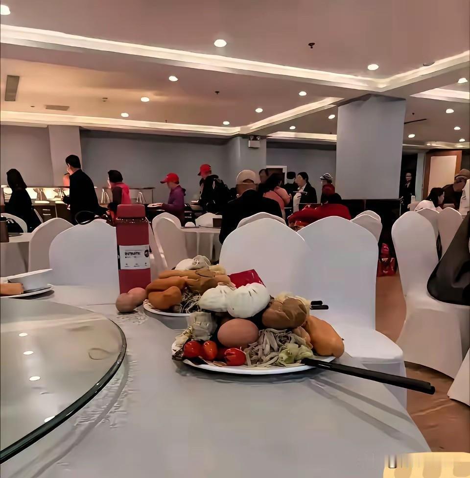 为啥老年人一外出，胃口就变好了？[抠鼻]
.