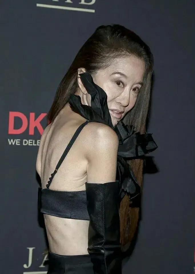 #妙笔生花创作挑战#74的王薇薇身材纤细头发浓密似少女！
74岁的王薇薇出席活动