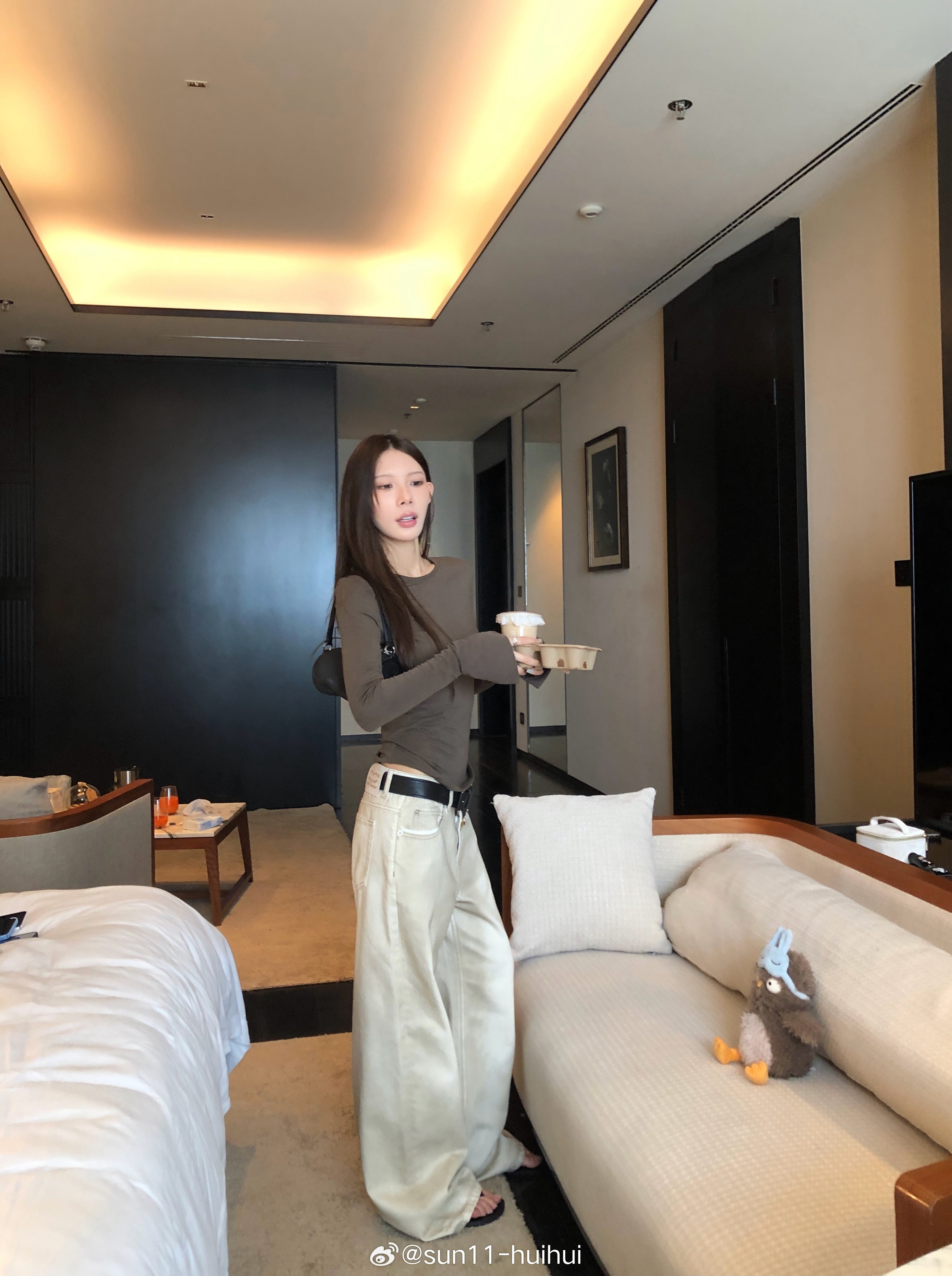 可以当作夏末入秋的过渡款莱赛尔亚麻的面料 夏天穿也不会很闷热 可以当作防晒穿 袖