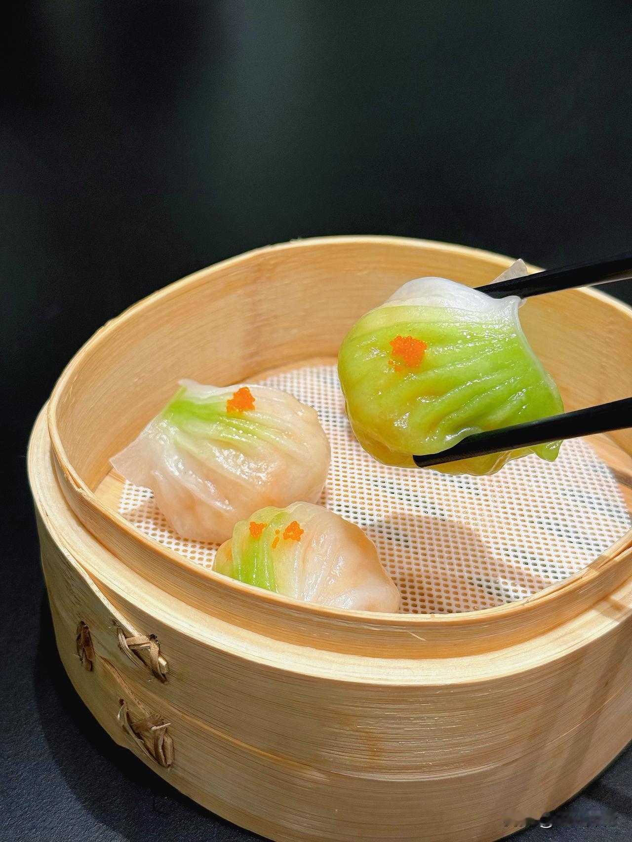 朋友说龙华来昆明了，我立刻就去报了到

还是那个熟悉的老派茶楼样子，老吊扇慢悠悠