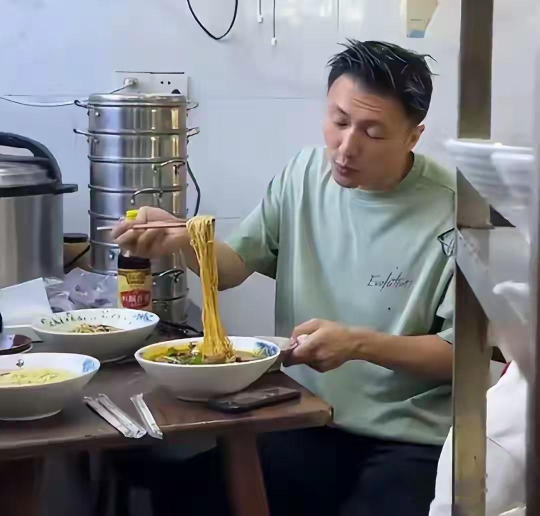 谢霆锋：舞台与街头的双面滚烫
 
2025年重庆街头，穿绿短袖的谢霆锋蹲在路边摊