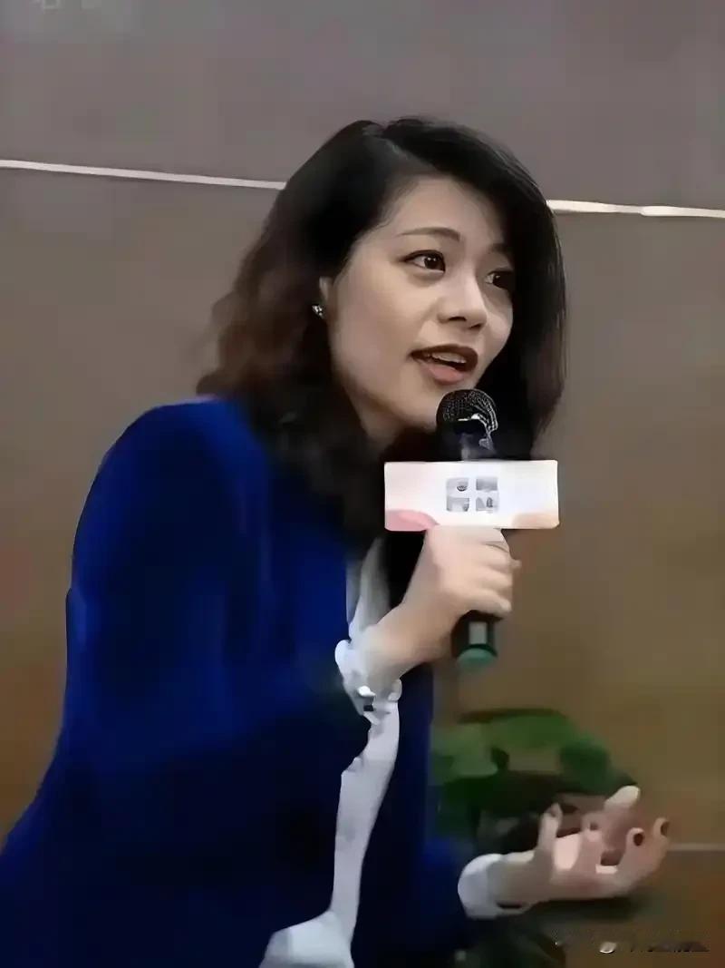 陈果说：“你混得再好，再有本事，只要我不求你办事，在我眼里你啥也不是。别看我人穷
