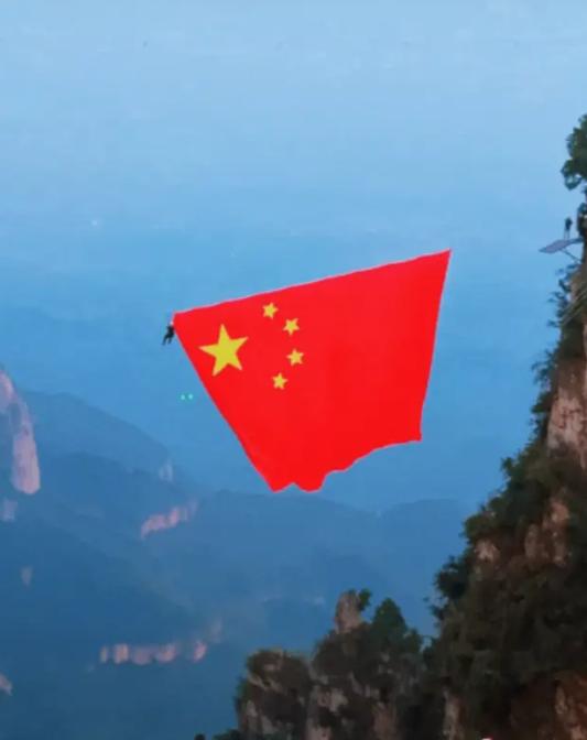 "上人民日报啦！" 河南云台山，一游客去爬山刚走到半道上，就撞见工作人员正在挂巨